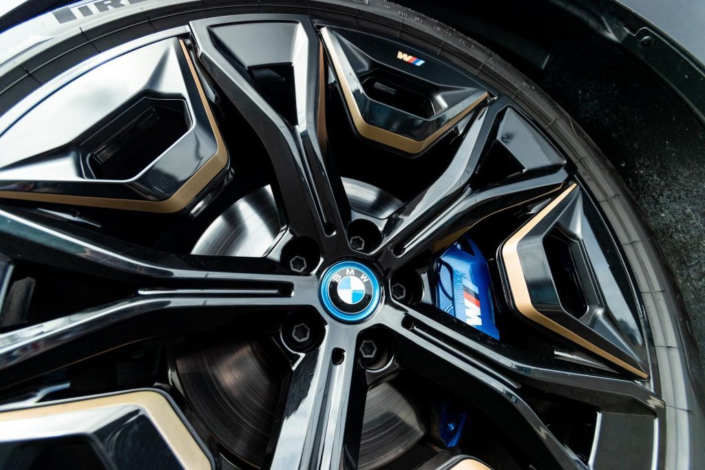 Aerodynamic wheel closeup of the BMW iX M60