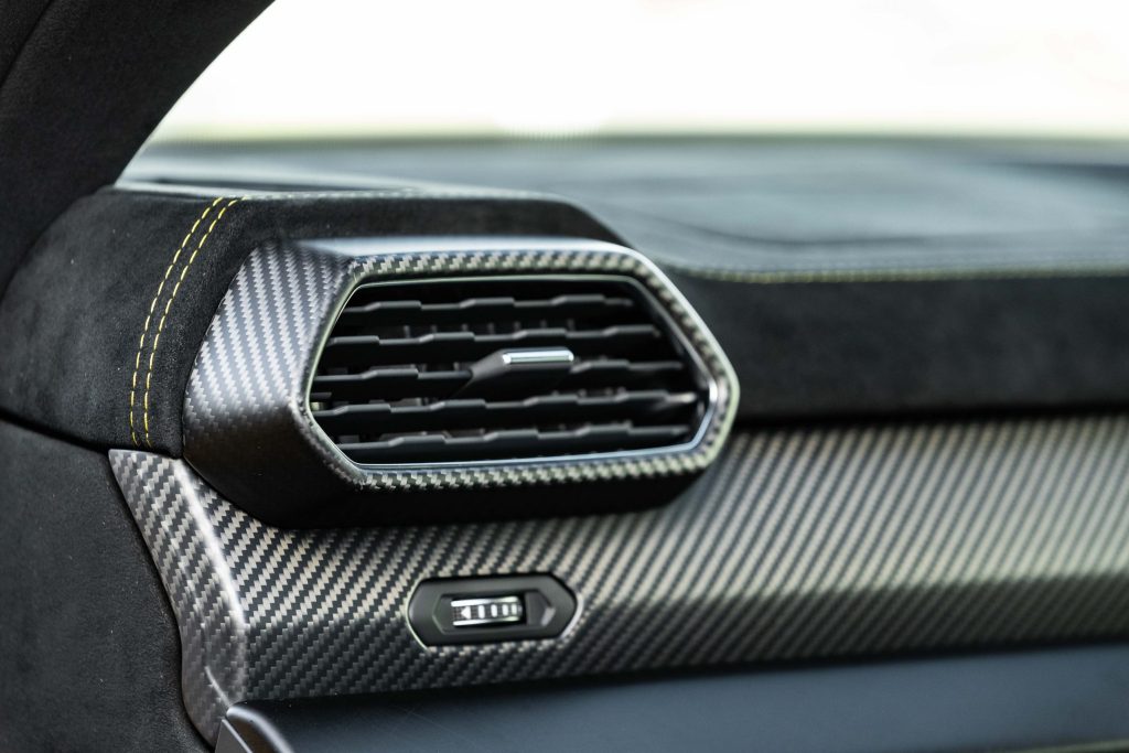 Lamborghini Urus Performante interior carbon fibre detail