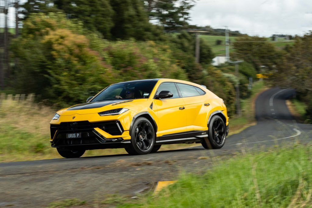 Lamborghini Urus Performante taking a corner again