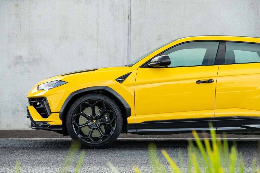 Lamborghini Urus Performante side profile