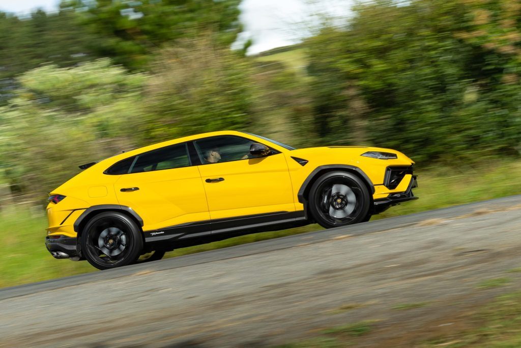 Drive-by of the Urus Performante