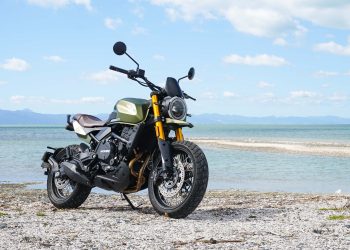 Moto Morini Seiemmezzo 650 SCR parked on a beach