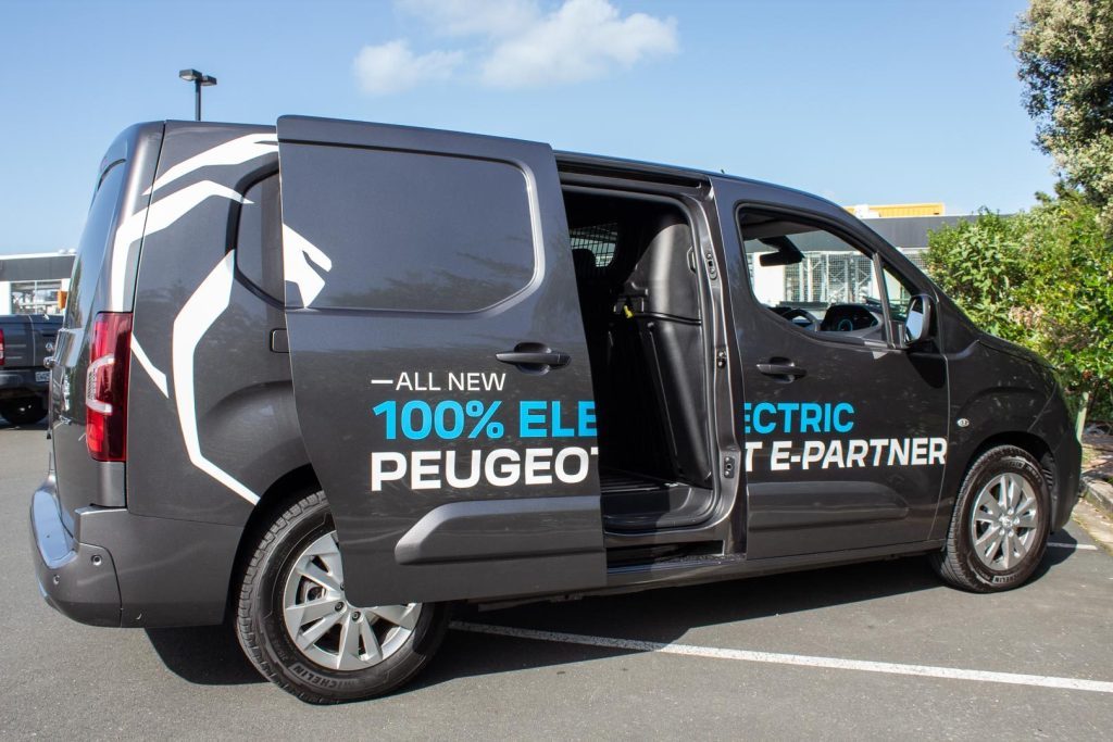 Peugeot e-Partner with the sliding side door open