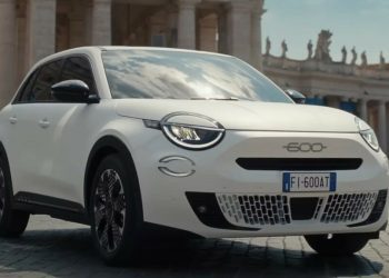 Fiat 600e driving through Italian city