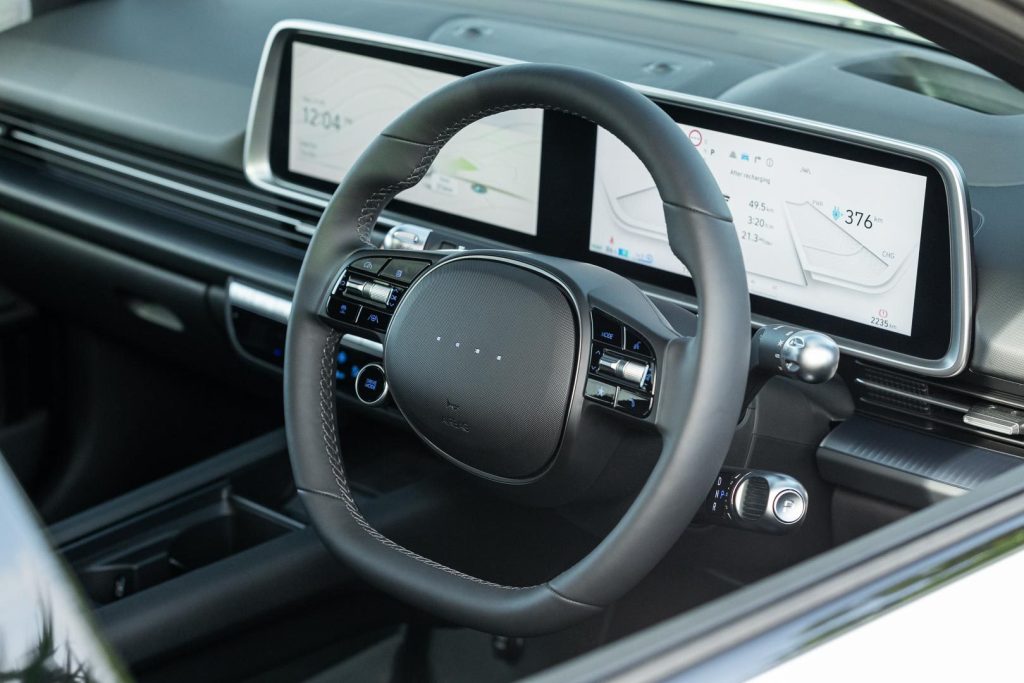 Steering wheel and screen in the Hyundai Ioniq 6