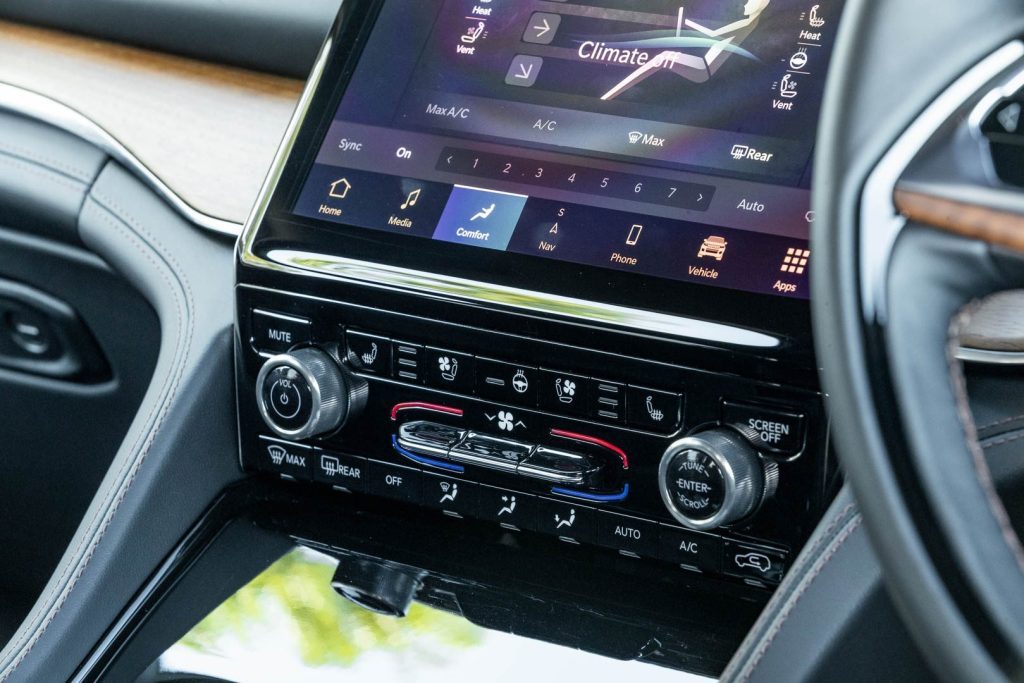 Jeep Grand Cherokee 4xE interior centre console