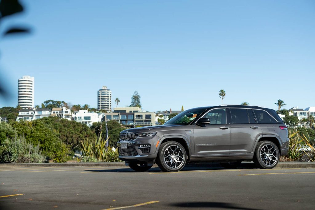 Front and side view of the Jeep Grand Cherokee 4xE Summit Reserve