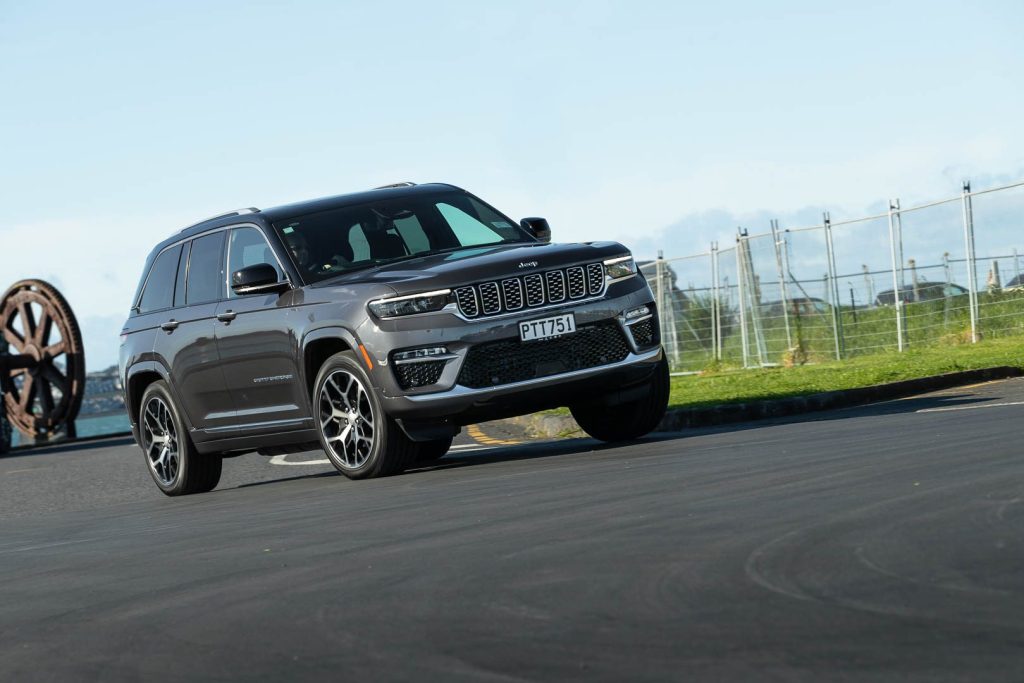 Jeep Grand Cherokee 4xE Summit Reserve taking a corner