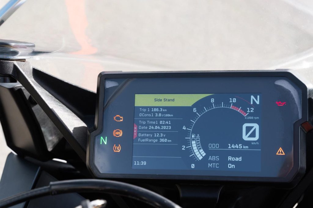 KTM RC 390 rider's display screen