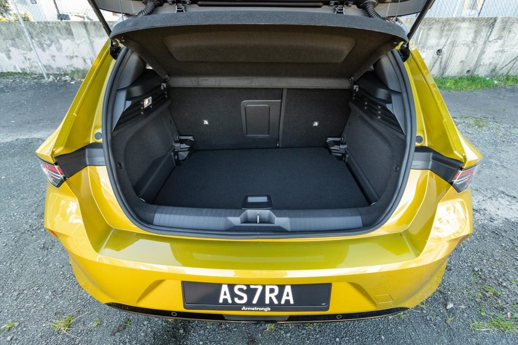 Opel Astra SRi boot space