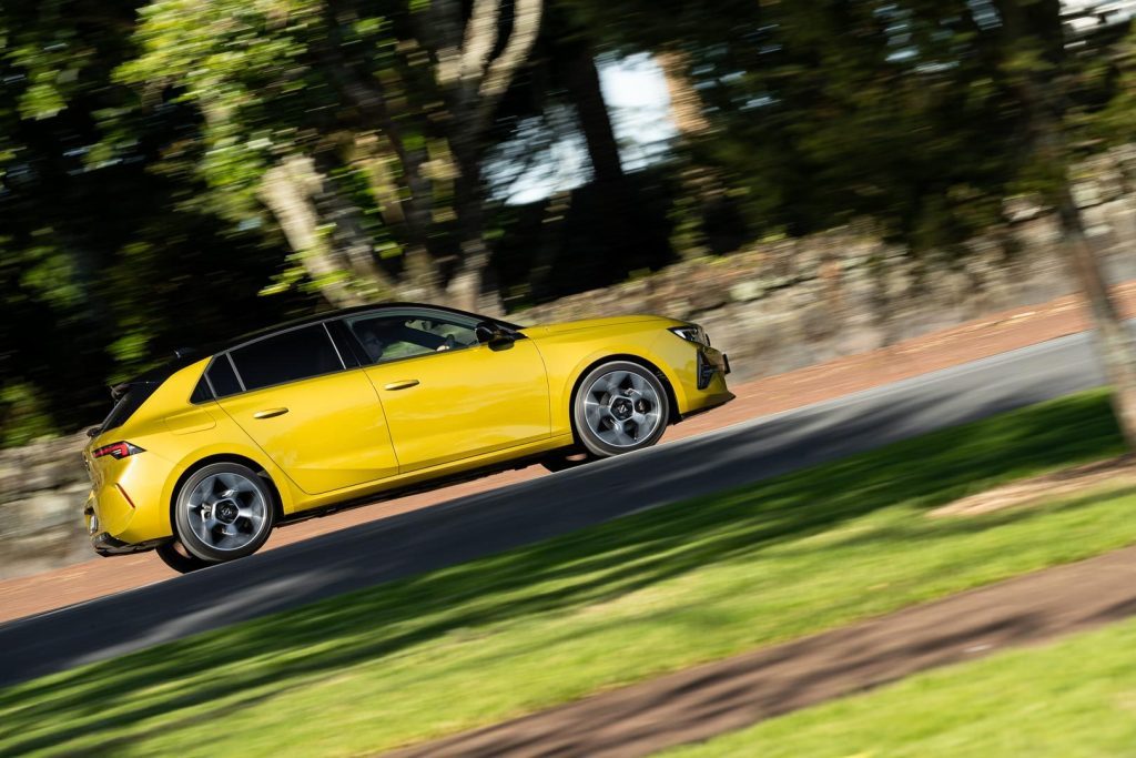 Panning shot of the Opel Astra SRi in yellow