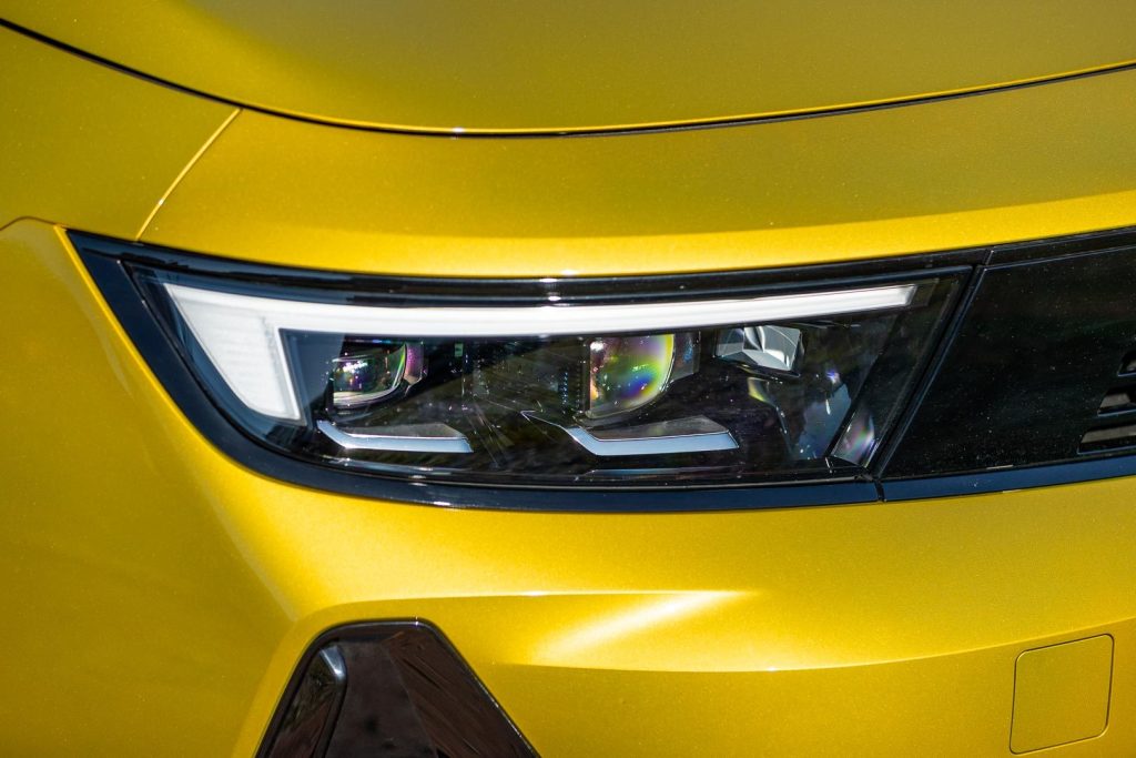 Headlight detail of the Opel Astra SRi