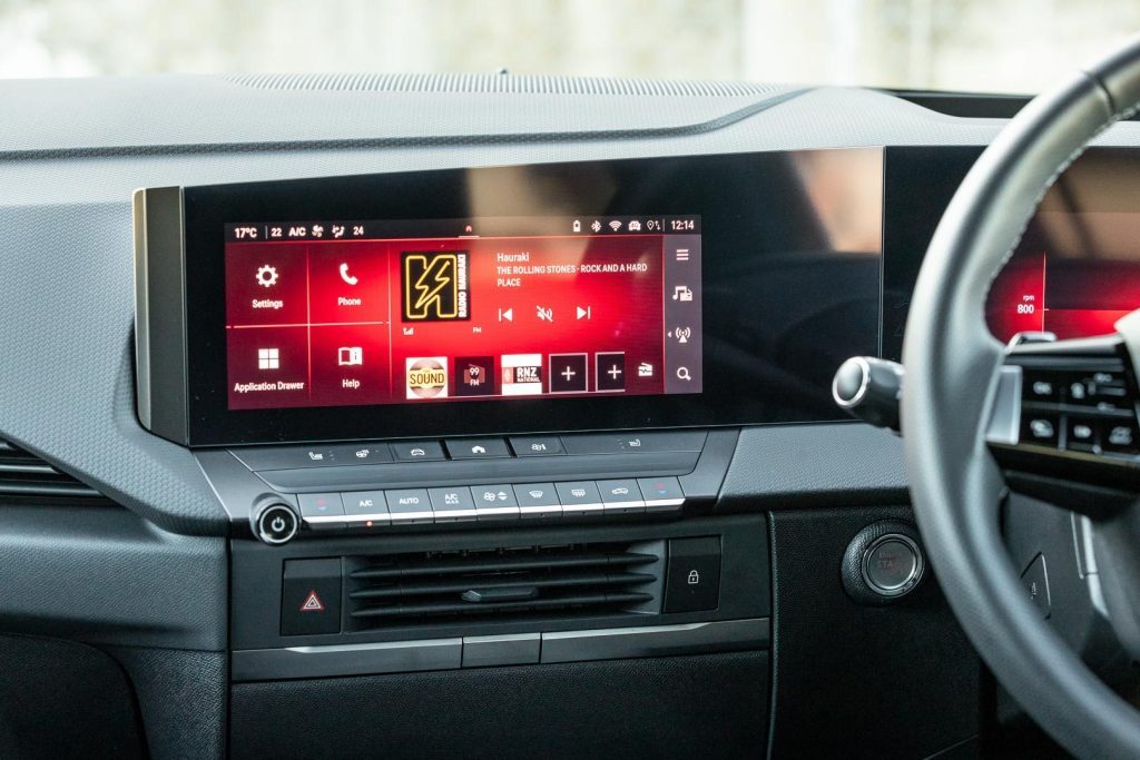 Interior infotainment screen of the Opel Astra SRi