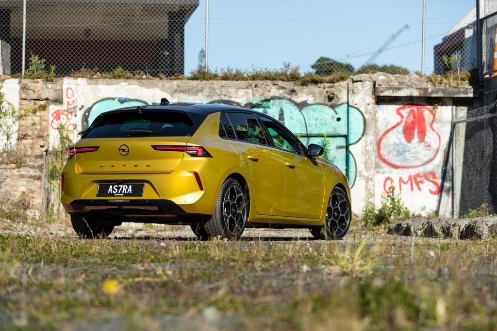 Rear quarter view of the new Opel Astra SRi