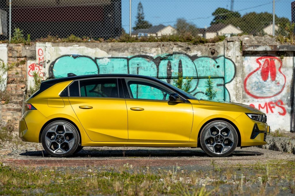 Side profile of the Opel Astra SRi, parked in an urban ssetting