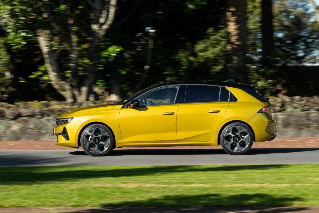 Side profile panning shot of the Opel Astra SRi