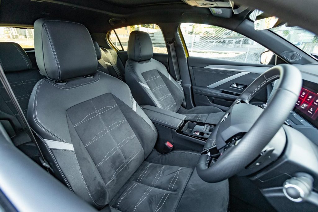 Front seats inside the Opel Astra SRi