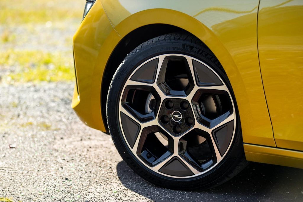 Opel Astra SRi wheel detail, with Michelin Primacy tyres