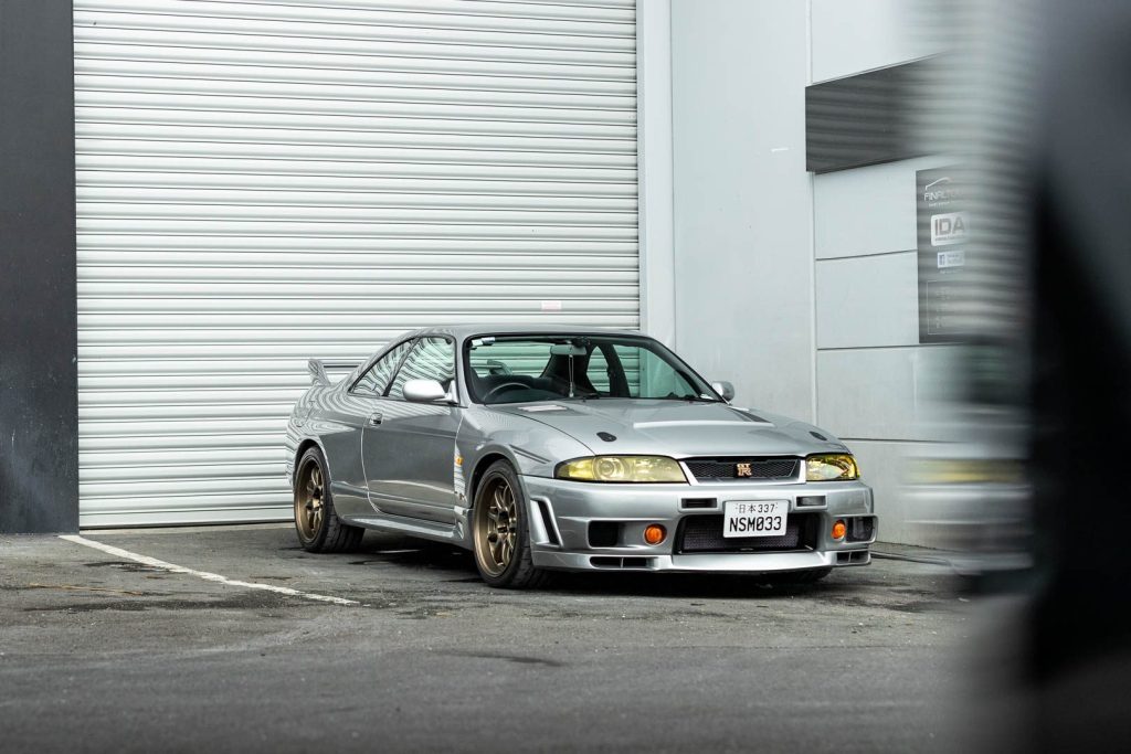 Nissan Skyline GTR R33 V-spec in silver