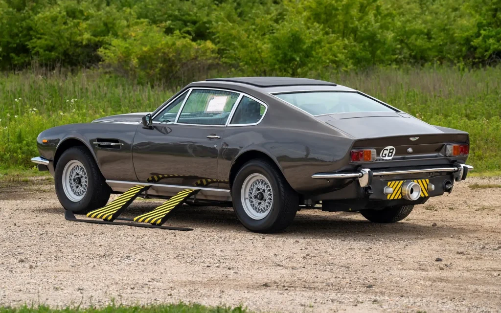 James Bond vende en subasta su viejo Aston Martin V8