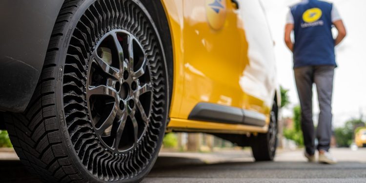 Michelin Uptis tyre on French mail delivery van