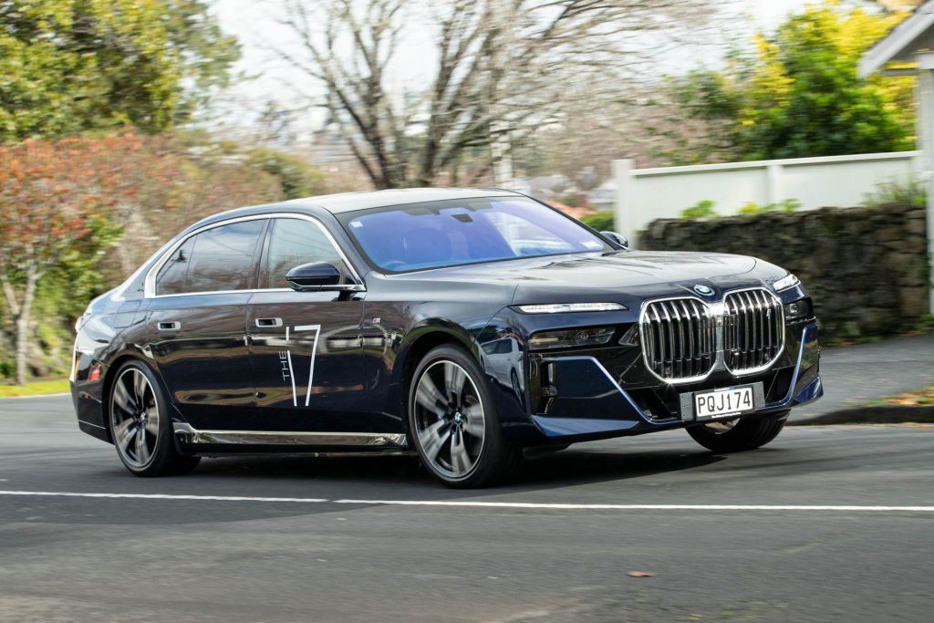 BMW i7 takes a corner