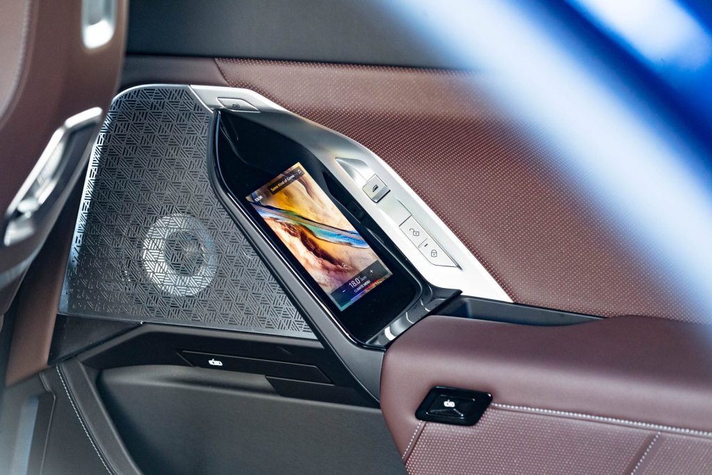 Rear passenger door screens in the BMW i7
