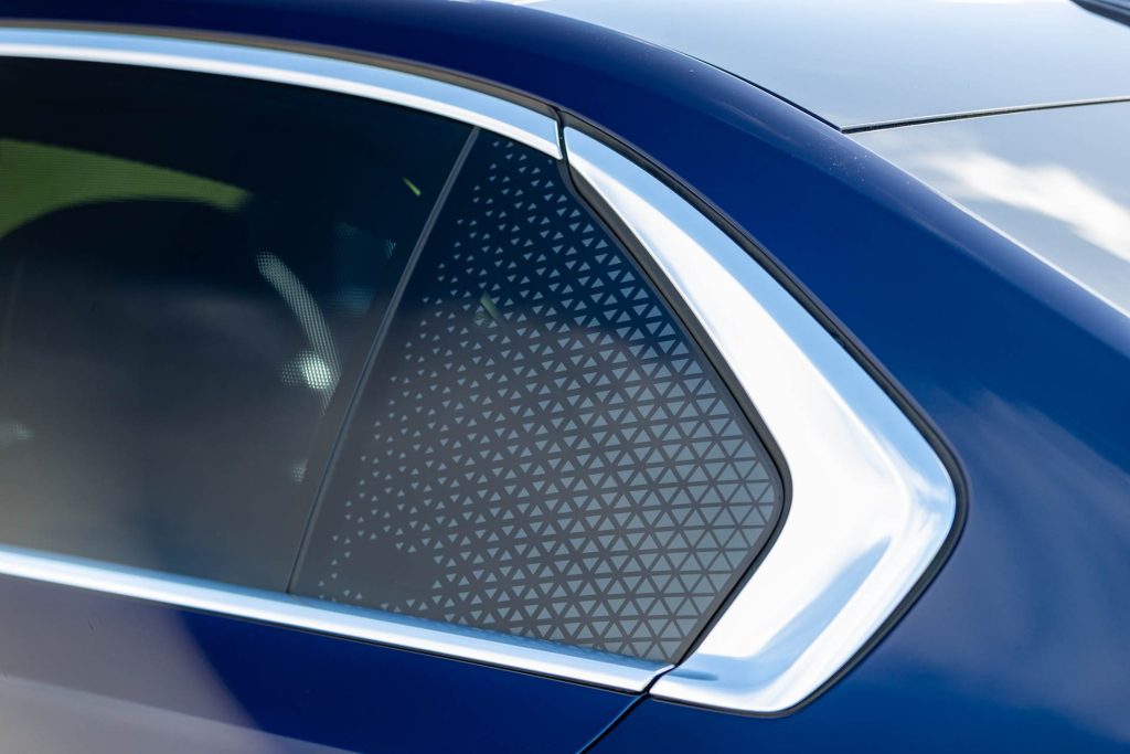 BMW i7 side window details