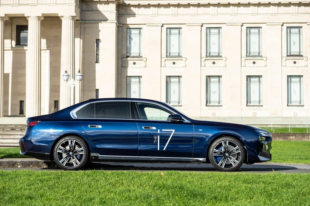 Side profile of the BMW i7, in front of Auckland War Museum