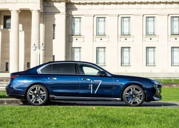 Side profile of the BMW i7, in front of Auckland War Museum