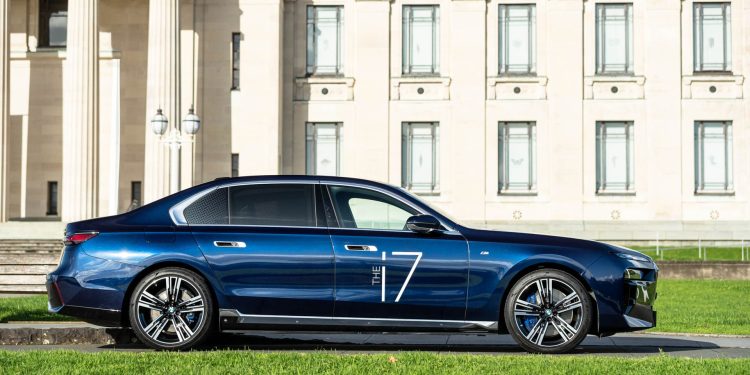 Side profile of the BMW i7, in front of Auckland War Museum