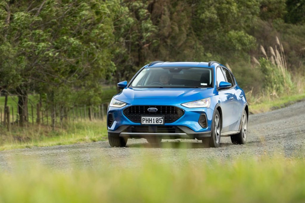 Ford Focus Active driving on a gravel backroad