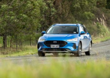 Ford Focus Active driving on a gravel backroad