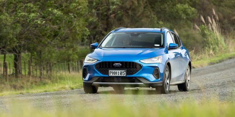 Ford Focus Active driving on a gravel backroad