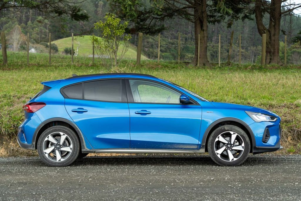 Ford Focus Active side profile in blue