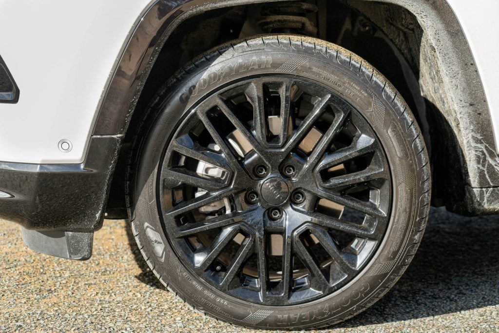19 inch alloy wheel of the Jeep Compass S 4xe
