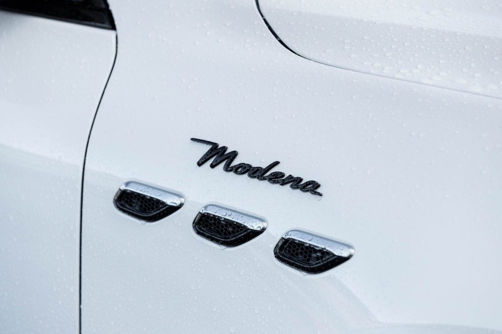 Maserati motif fender vent details