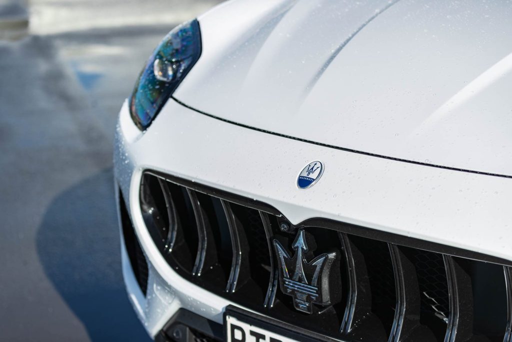 Front grille and trident Maserati Badge