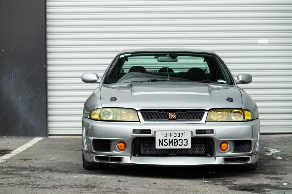 Silver R33 Nissan Skyline GTR, front profile