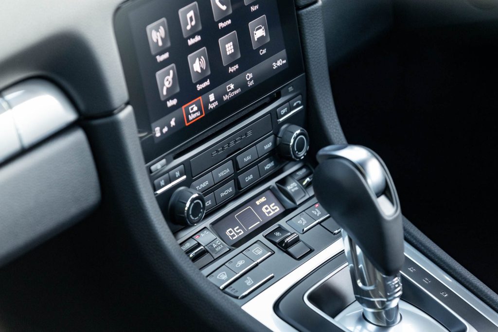 Centre console of the Porsche 718 Cayman