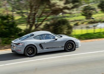 Porsche 718 Cayman Style Edition flyby shot