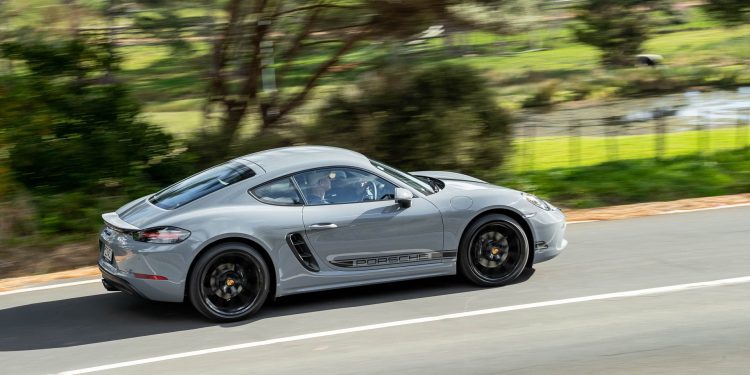 Porsche 718 Cayman Style Edition flyby shot