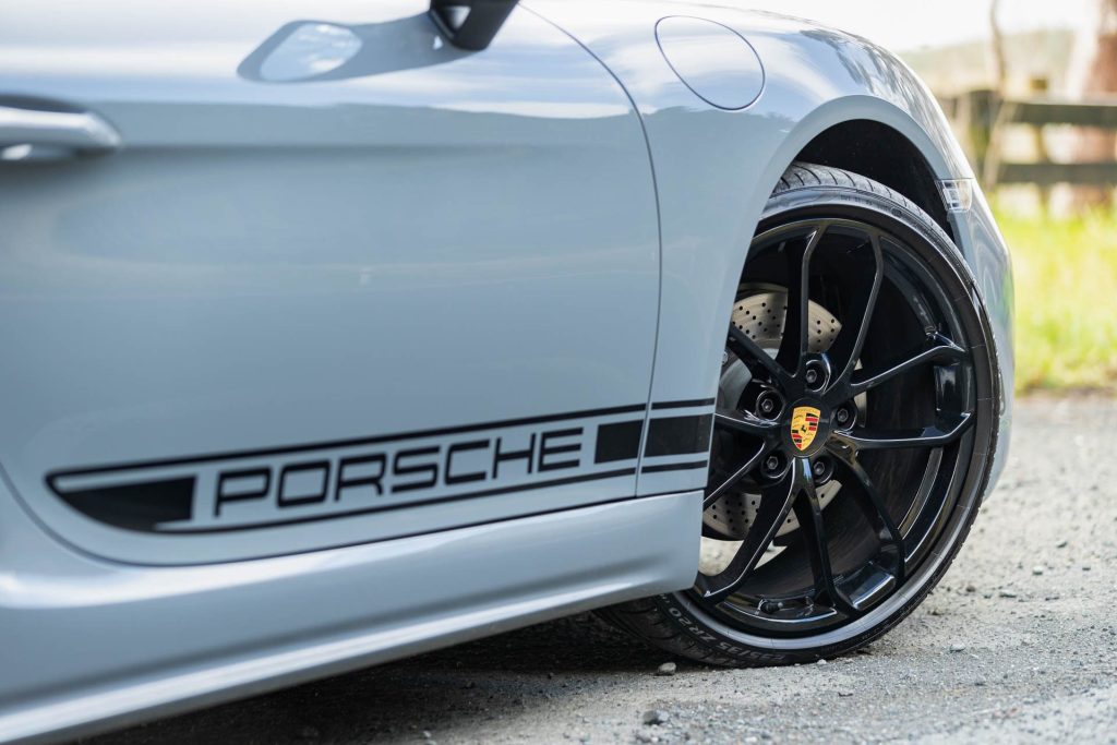 Porsche 718 Cayman Style Edition new wheels, in Arctic grey
