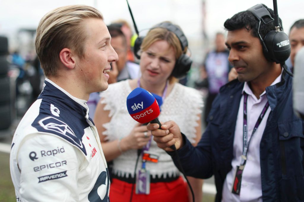 Liam Lawson talking to Karun Chandok about F1 race debut