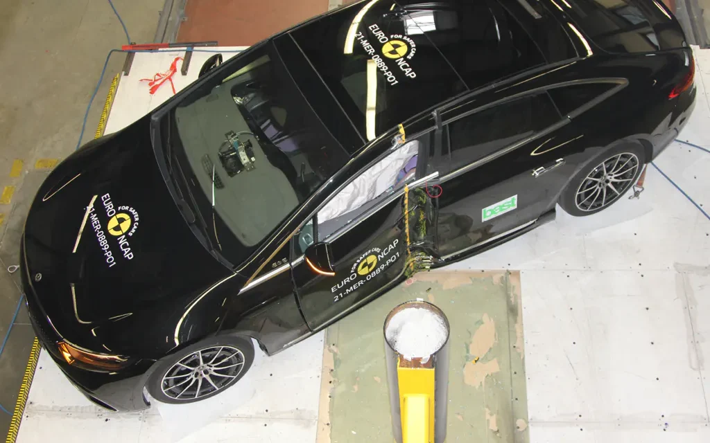 Mercedes-Benz EQS side crash test