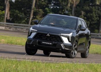 Mitsubishi Xforce driving around corner