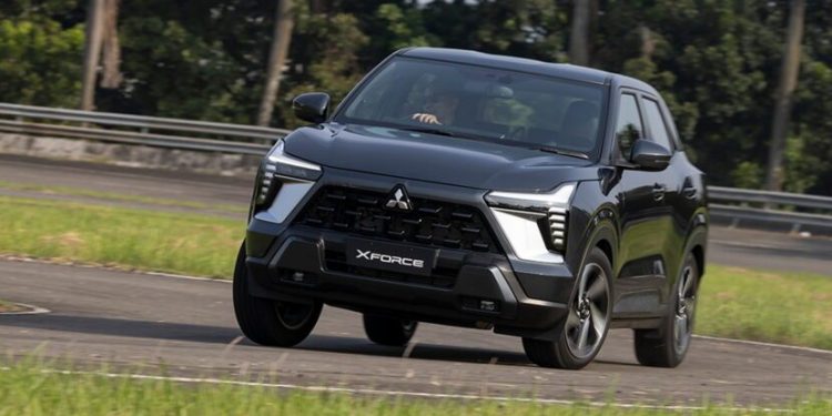 Mitsubishi Xforce driving around corner