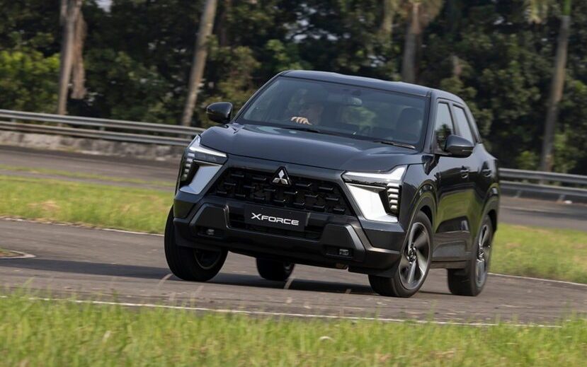 Mitsubishi Xforce driving around corner