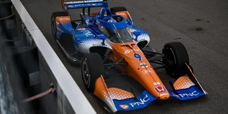 Scott Dixon racing IndyCar in Illinois