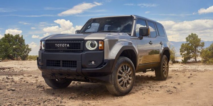 Toyota Land Cruiser Prado in desert front